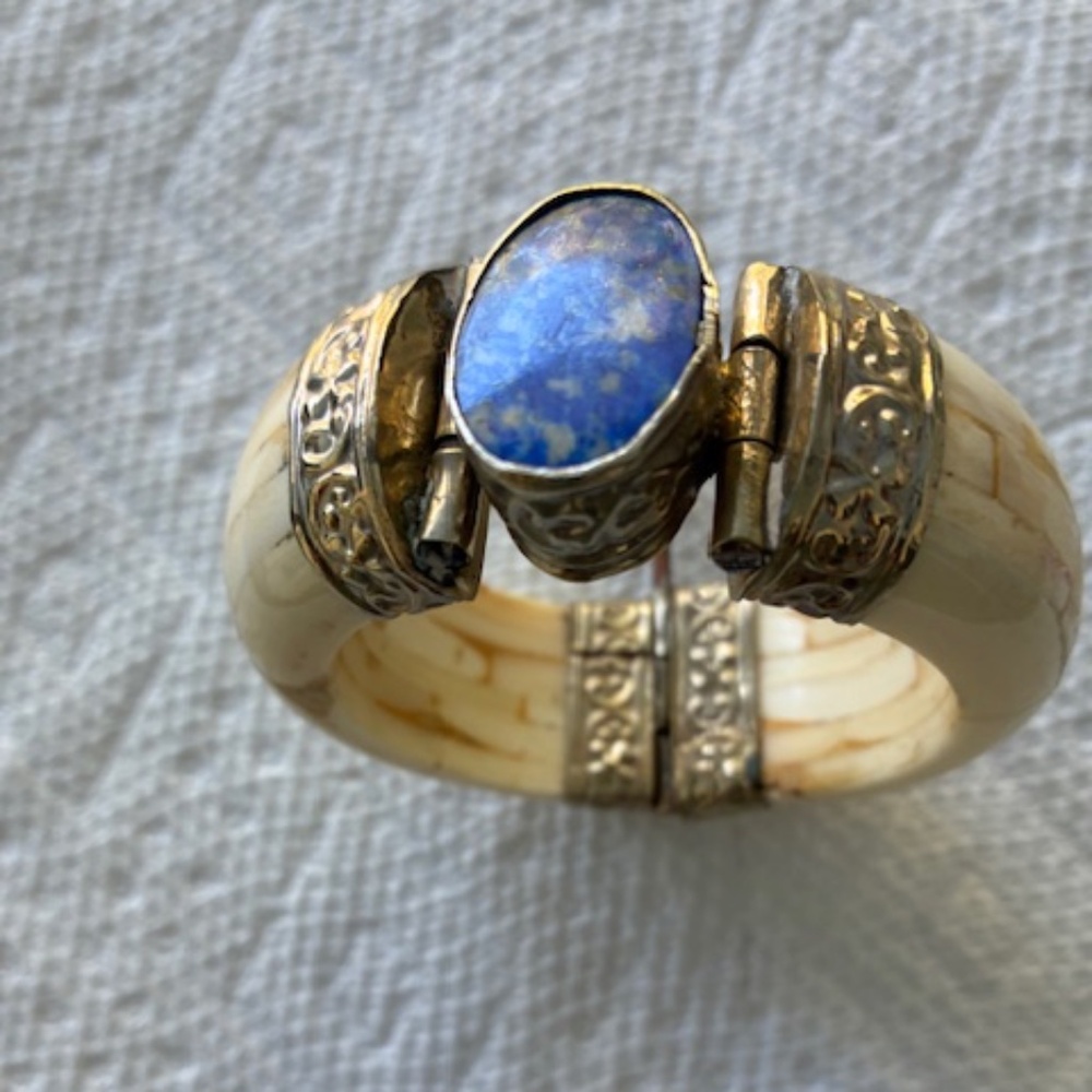 VINTAGE TRIBAL BONE BANGLE BRACELET WITH LAPIS CENTER STONE